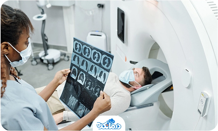 یک مرد در دستگاه MRI و یک پزشک که به نتیجه تست نگاه می‌کند