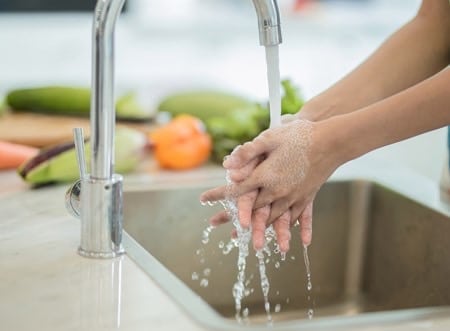 قبل از مصرف غذا یا درست کردن آن، دست‌هایتان را بشویید.
