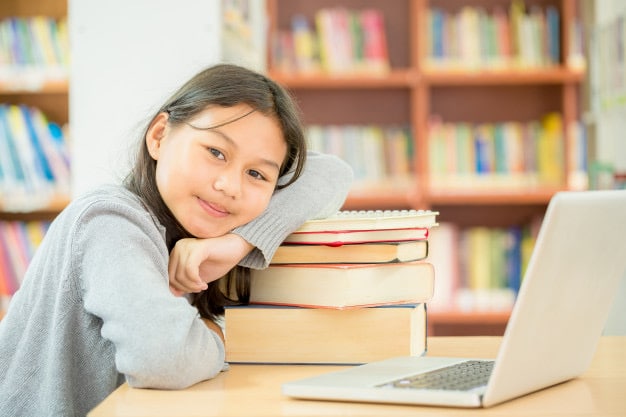 دختر شما در 11 سالگی ممکن است مطالعه‌ی آزاد و نوشته‌های مستقل خود را داشته باشد.