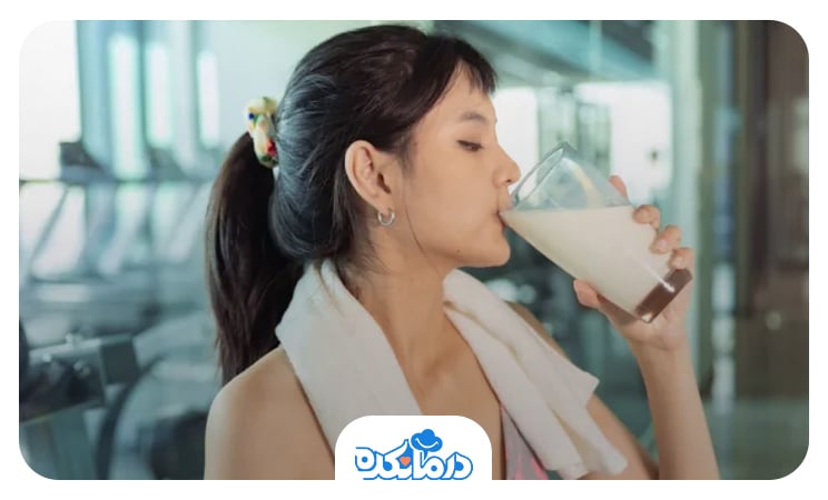 تصویر خانمی که در حال نوشیدن شیر است