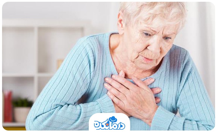 زن سالمند مبتلا به ناراحتی قلبی که دو دست خود را روی قفسه سینه گذاشته است