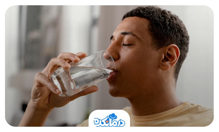 مردی که در حال نوشیدن یک لیوان آب است