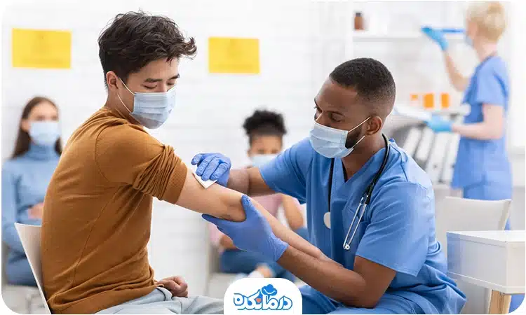 تصویر تزریق واکسن به بازوی یک  پسر نوجوان