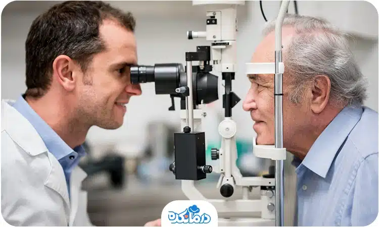 یک مرد سالمند در مطب چشم‌پزشک