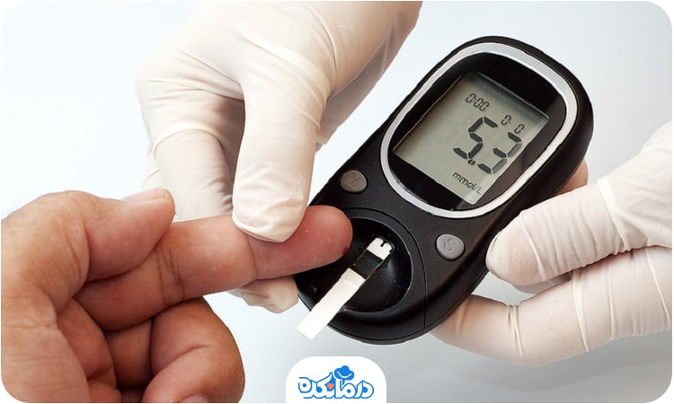 یک نفر قند خون بیمار را با دستگاه گلوکومتر اندازه می‌گیرد