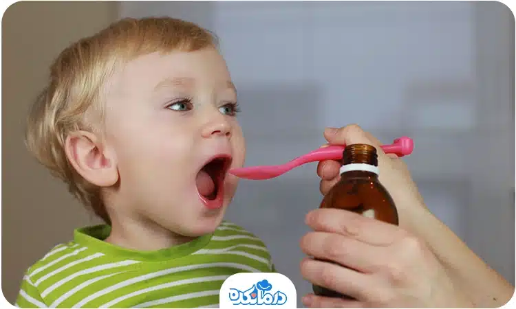 تصویر کودکی در حال خوردن شربت دارویی