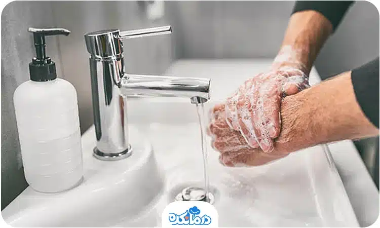 فردی که دست‌های خود را می‌شوید