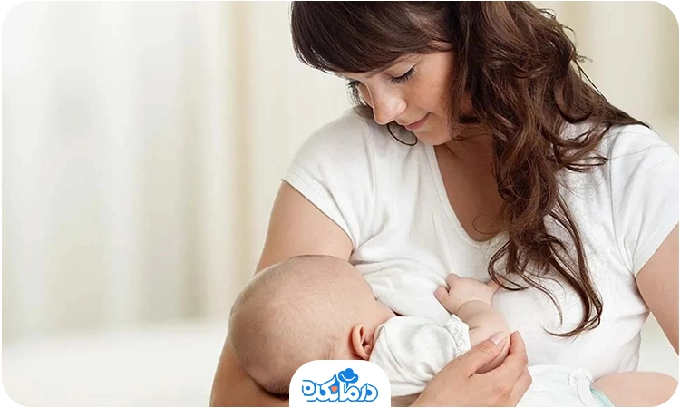 مادر به نوزاد خود شیر می‌دهد