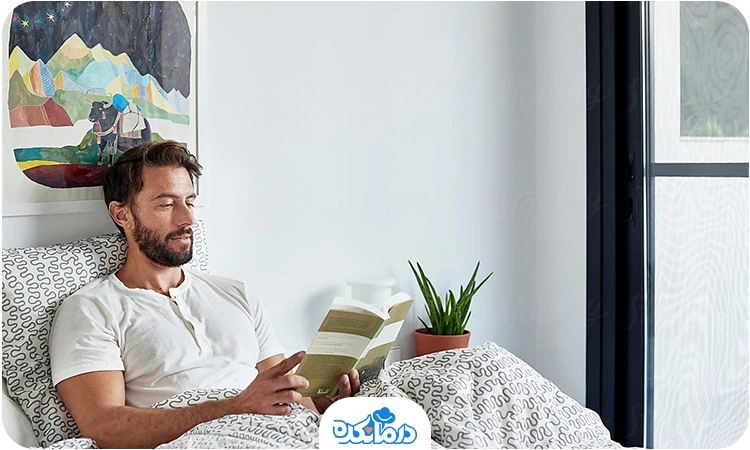 کتاب خواندن در رختخواب یکی از راه‌های درمان خانگی بی خوابی است. 
