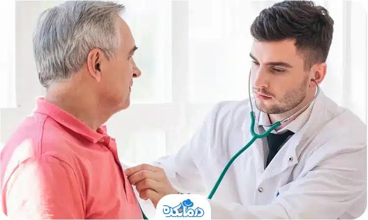 پزشک قلب مرد میانسال را با گوشی پزشکی معاینه می‌کند