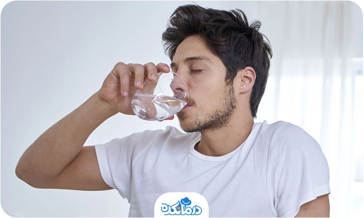 یک مرد جوان در حال نوشیدن آب و با ابنگتر عوارض واکسن آسترازنکا را کمتر می‌کند