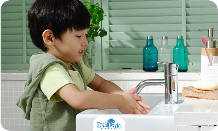 یک پسربچه دست‌های خود را می‌شوید برای جلوگیری از ویروس جدید کودکان
