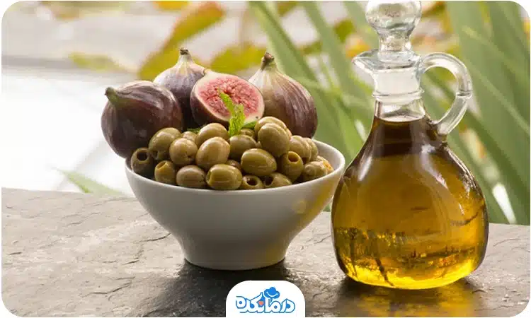 انجیر خشک و روغن زیتون را می‌بینید.